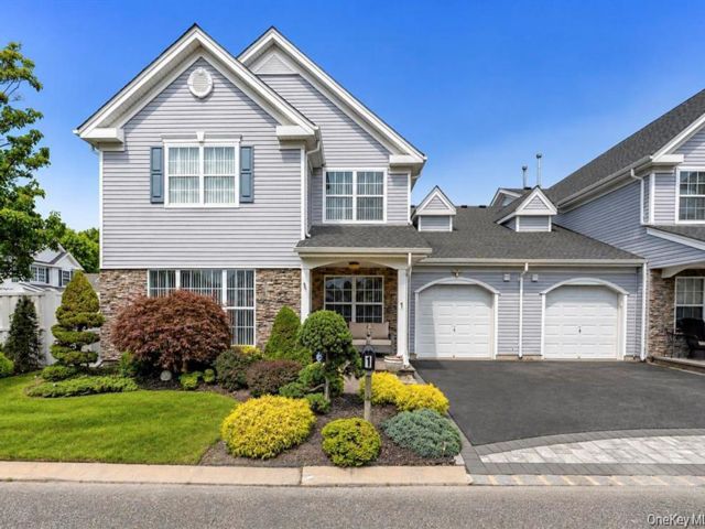  2 BR,  2.00 BTH &nbsp;Condo style home in Middle Island