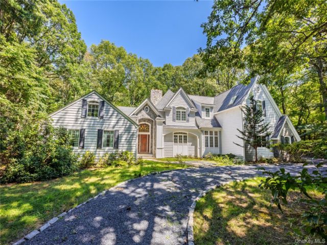  7 BR,  5.00 BTH &nbsp;Colonial style home in Belle Terre