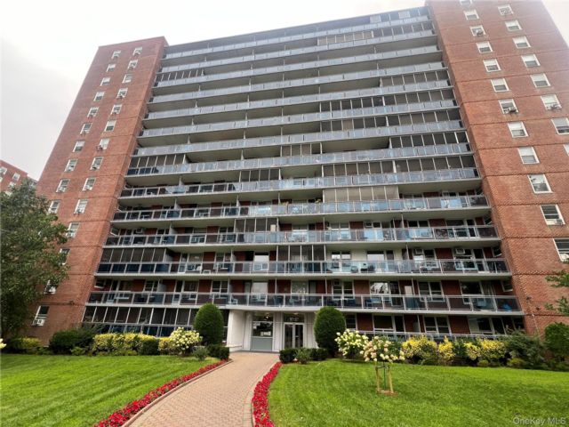  1 BR,  1.00 BTH &nbsp;High rise style home in Rego Park