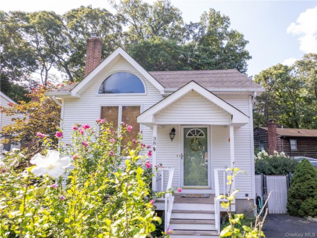  2 BR,  2.00 BTH &nbsp;Cape cod style home in Sound Beach