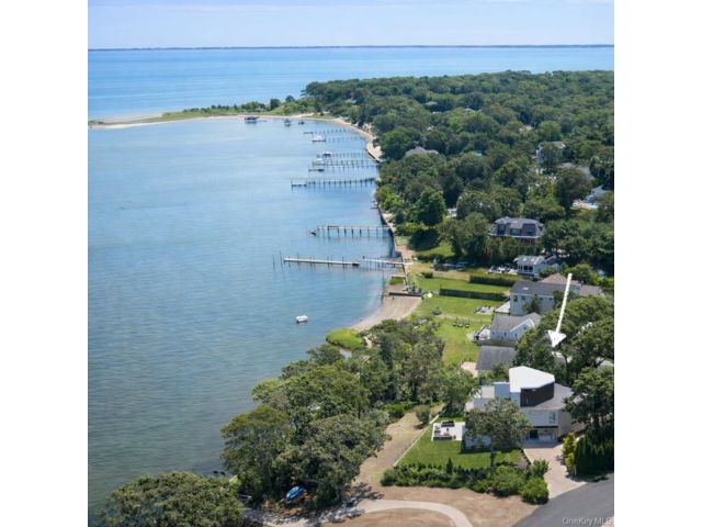  5 BR,  5.00 BTH &nbsp;Contemporary style home in Hampton Bays