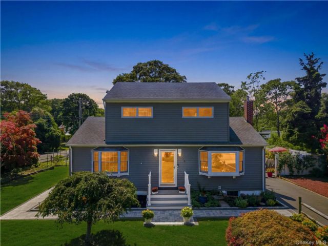  4 BR,  2.00 BTH &nbsp;Cape cod style home in Hampton Bays