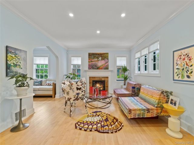  4 BR,  3.00 BTH &nbsp;Colonial style home in Forest Hills