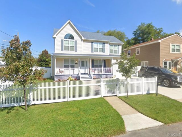  4 BR,  3.00 BTH &nbsp;Colonial style home in West Babylon