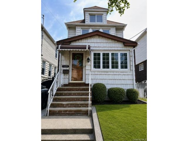  3 BR,  2.00 BTH &nbsp;Colonial style home in South Ozone Park