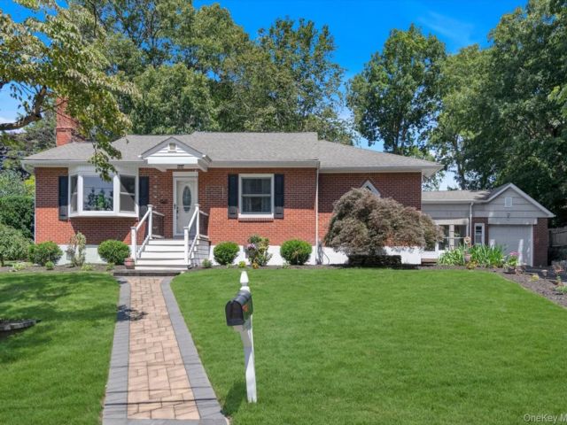  3 BR,  2.00 BTH &nbsp;Ranch style home in Kings Park