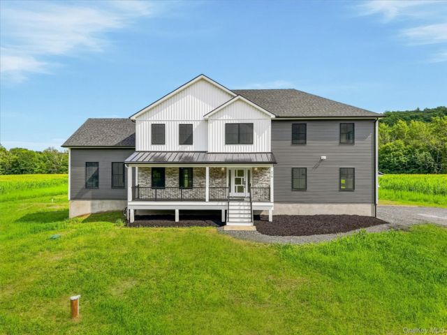  4 BR,  3.00 BTH &nbsp;Colonial style home in Bloomingburg