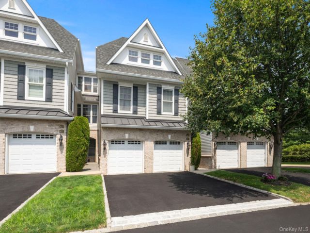  2 BR,  3.00 BTH &nbsp;Condo style home in Westbury