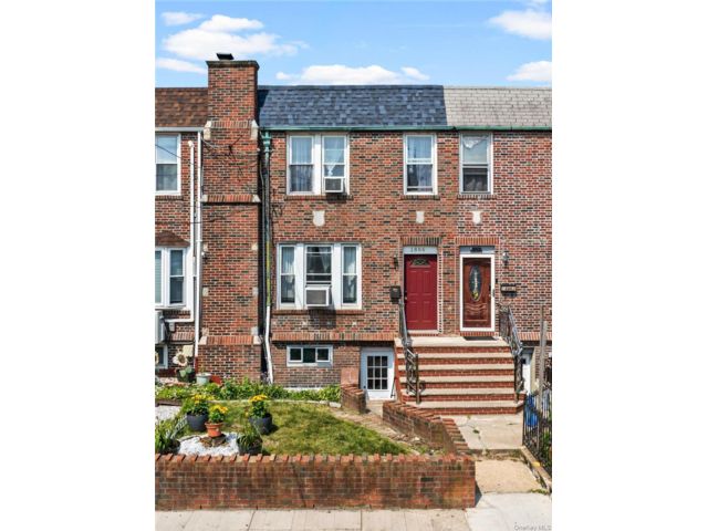  4 BR,  2.00 BTH &nbsp;House style home in Mill Basin