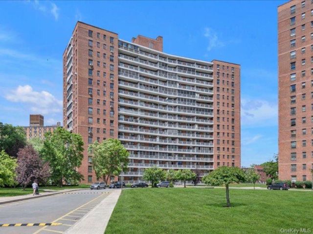 3 BR,  2.00 BTH &nbsp;Mid rise style home in Rego Park