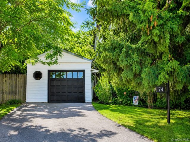  6 BR,  2.00 BTH &nbsp;Colonial style home in Glen Head
