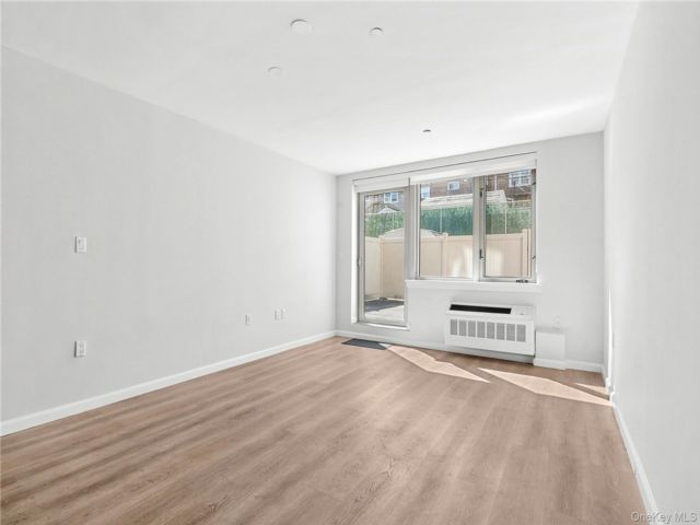  2 BR,  2.00 BTH &nbsp;Mid rise style home in Woodside