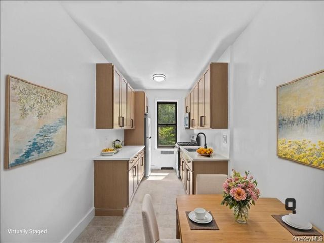  3 BR,  2.00 BTH &nbsp;Mid rise style home in Melcourt