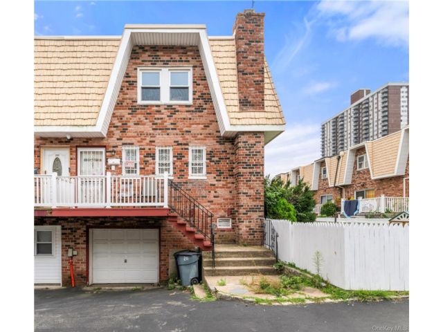  3 BR,  2.00 BTH &nbsp;Condo style home in Far Rockaway
