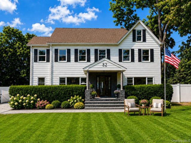  5 BR,  4.00 BTH &nbsp;Colonial style home in East Norwich