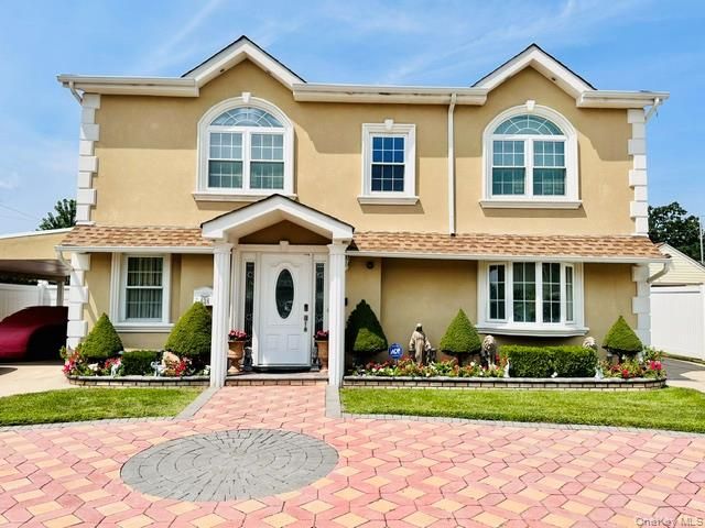  3 BR,  3.00 BTH &nbsp;Colonial style home in Valley Stream