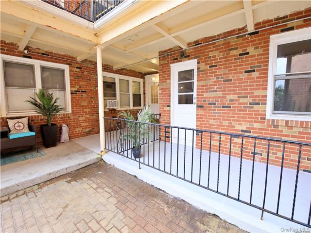  2 BR,  1.00 BTH &nbsp;Includes legal  style home in Long Beach