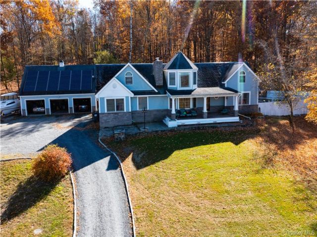  4 BR,  3.00 BTH &nbsp;Colonial style home in Campbell Hall