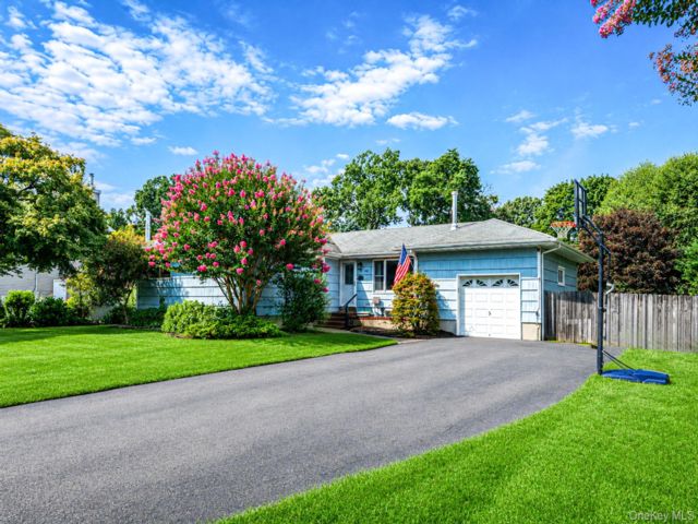  3 BR,  2.00 BTH &nbsp;Ranch style home in Saint James