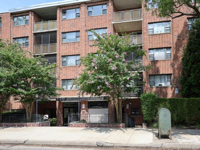  2 BR,  2.00 BTH &nbsp;Mid rise style home in Mineola