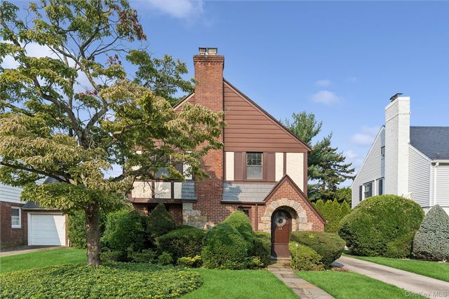 3 BR,  2.00 BTH &nbsp;Tudor style home in Mineola