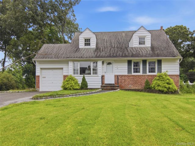 5 BR,  2.00 BTH &nbsp;Cape cod style home in Commack