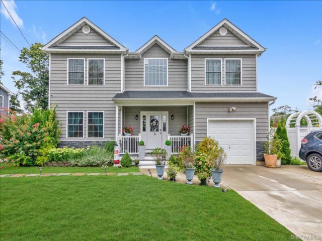  4 BR,  3.00 BTH &nbsp;Colonial style home in Amityville