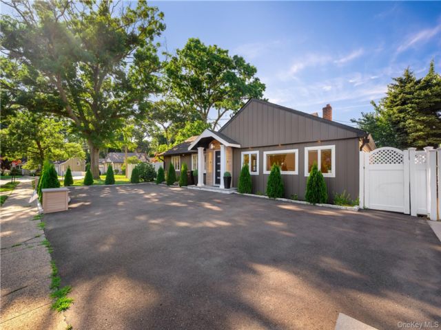  4 BR,  2.00 BTH &nbsp;Colonial style home in Massapequa