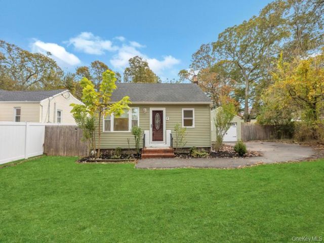  2 BR,  1.00 BTH &nbsp;Ranch style home in Selden