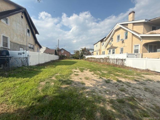 Lot <b>Size:</b> 40 X 100 &nbsp;House style home in Long Beach