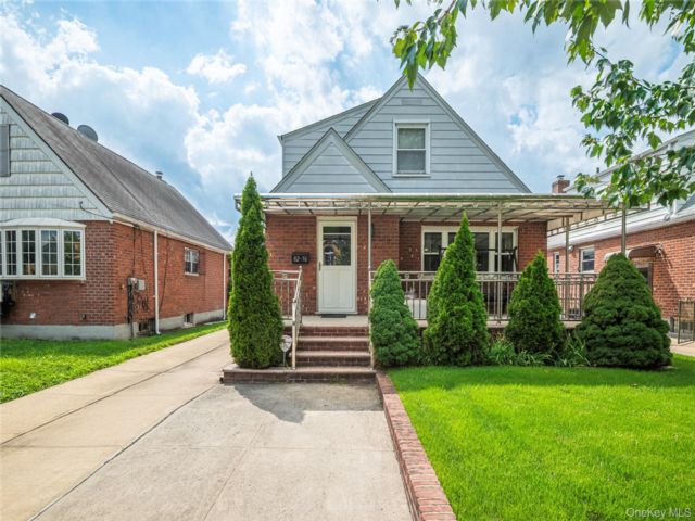  4 BR,  3.00 BTH &nbsp;Cape cod style home in Bellerose