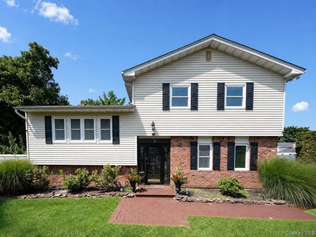  4 BR,  4.00 BTH &nbsp;Splanch style home in Coram