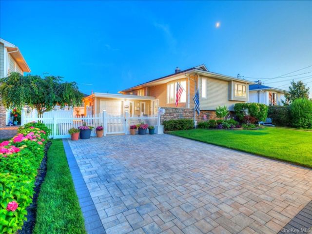  4 BR,  2.00 BTH &nbsp;Hi ranch style home in Oceanside