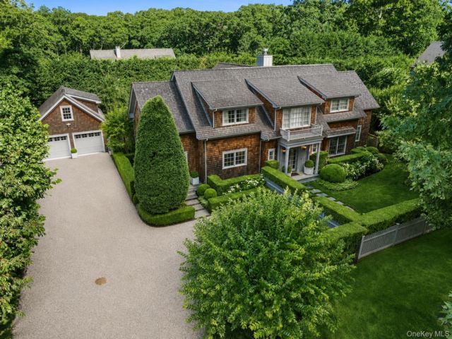  5 BR,  6.00 BTH &nbsp;Traditional style home in East Hampton