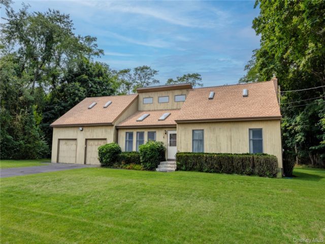 [Moriches Real Estate, listing number 7326439]