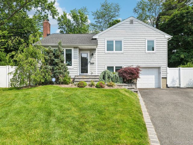  3 BR,  3.00 BTH &nbsp;Split level style home in Wantagh