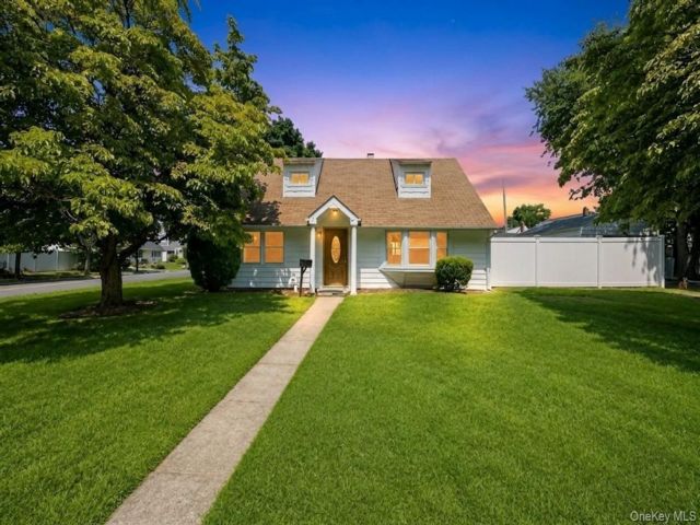  4 BR,  2.00 BTH &nbsp;Cape cod style home in Levittown