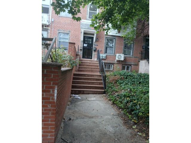 3 BR,  2.00 BTH &nbsp;Colonial style home in Rego Park