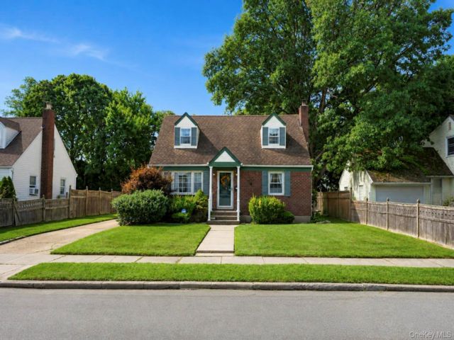  3 BR,  2.00 BTH &nbsp;Exp cape style home in Amityville