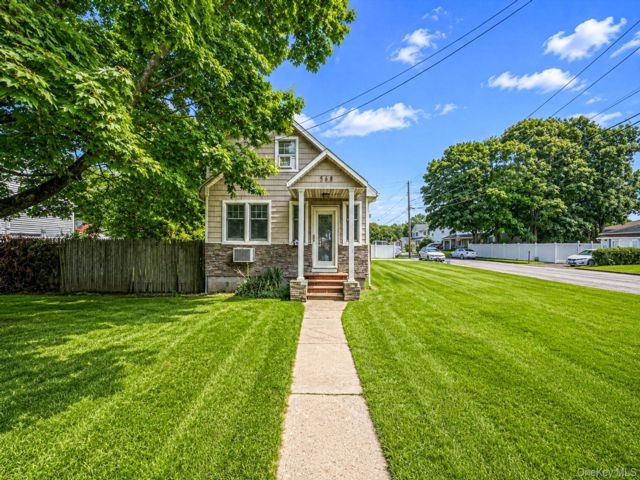  2 BR,  1.00 BTH &nbsp;Exp cape style home in Lindenhurst