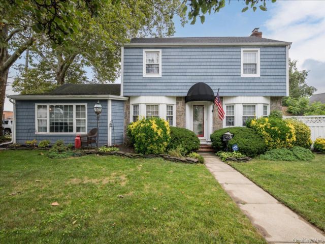  3 BR,  2.00 BTH &nbsp;Colonial style home in Baldwin