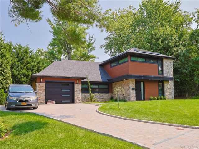  4 BR,  4.00 BTH &nbsp;Modern style home in Great Neck