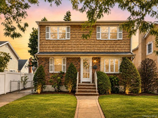  4 BR,  3.00 BTH &nbsp;Colonial style home in Floral Park