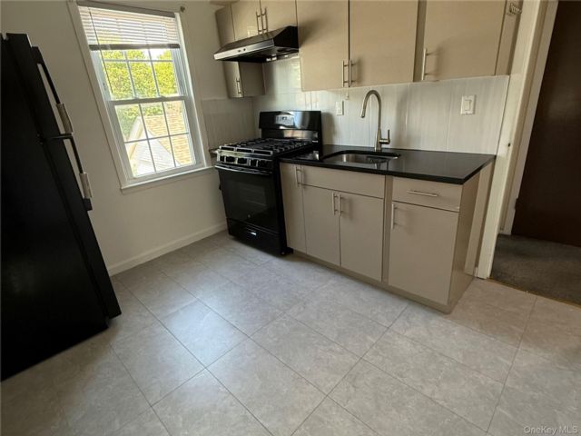  2 BR,  1.00 BTH &nbsp;Colonial style home in Bellerose