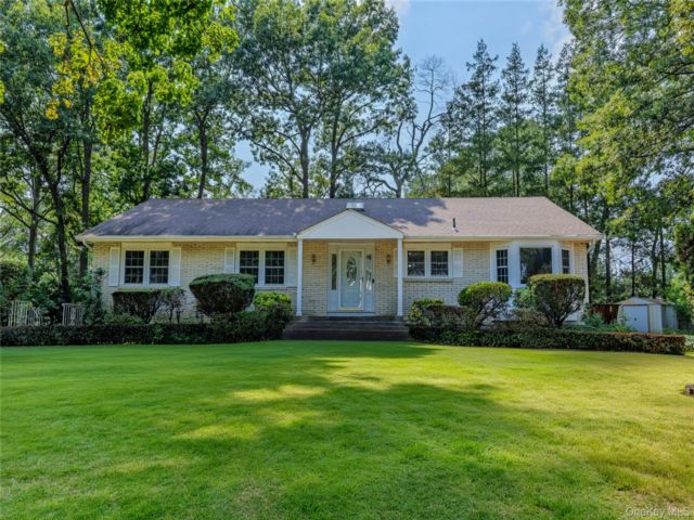  3 BR,  3.00 BTH &nbsp;Ranch style home in Smithtown