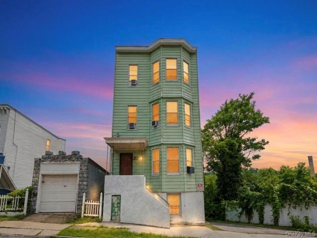 11 BR,  4.00 BTH &nbsp;House style home in Yonkers