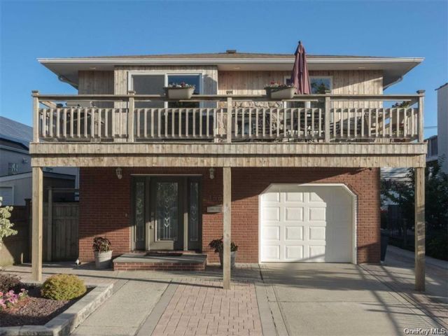  2 BR,  1.00 BTH &nbsp;A-frame style home in Long Beach