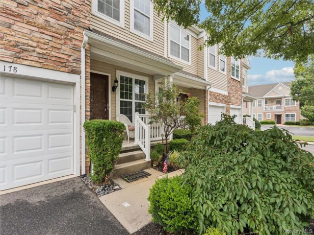  3 BR,  3.00 BTH &nbsp;Condo style home in Massapequa