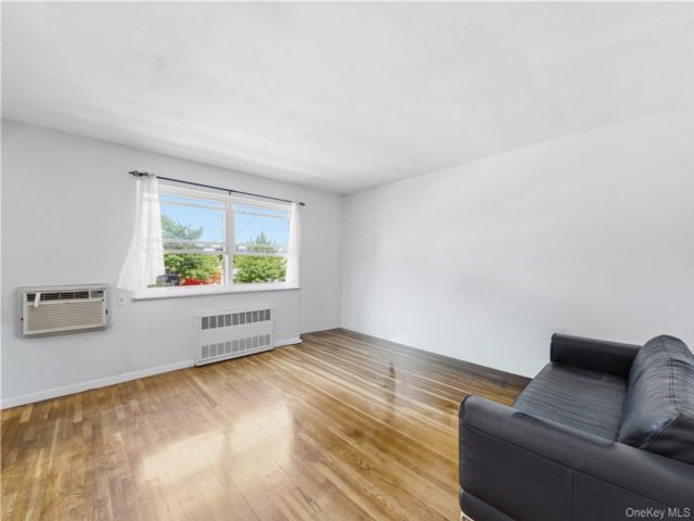  3 BR,  2.00 BTH &nbsp;House style home in Flushing