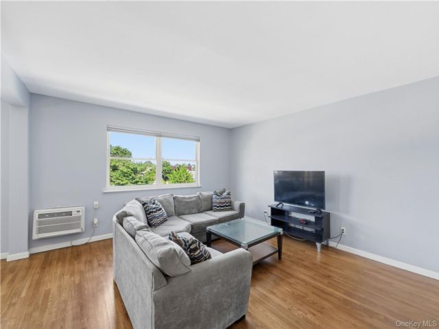  3 BR,  2.00 BTH &nbsp;House style home in Flushing